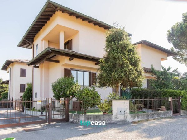 casa indipendente in vendita a Magnago