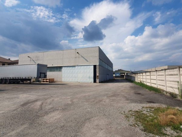 locale commerciale in vendita a Magnago