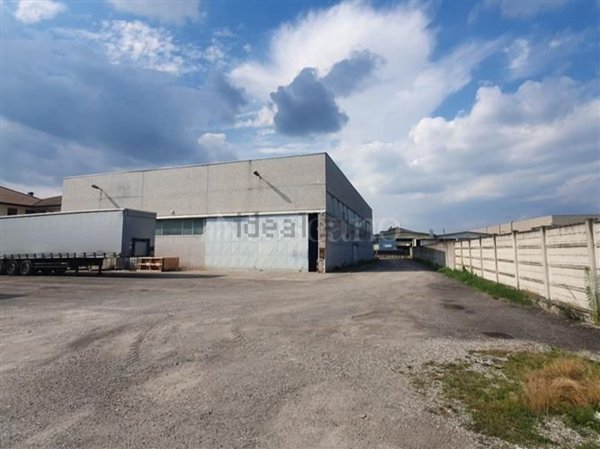 capannone in vendita a Magnago