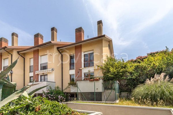 casa indipendente in vendita a Magnago