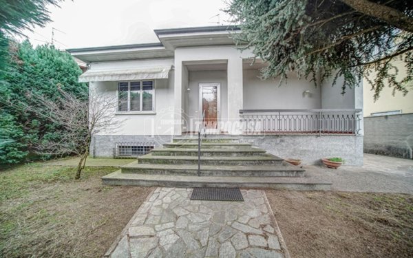 casa indipendente in vendita a Magnago