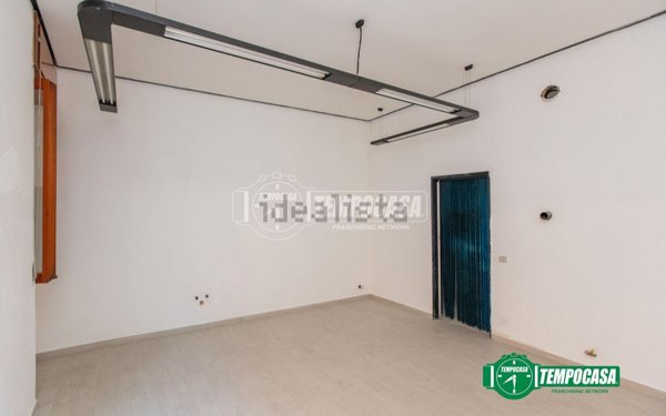 locale commerciale in vendita a Magnago