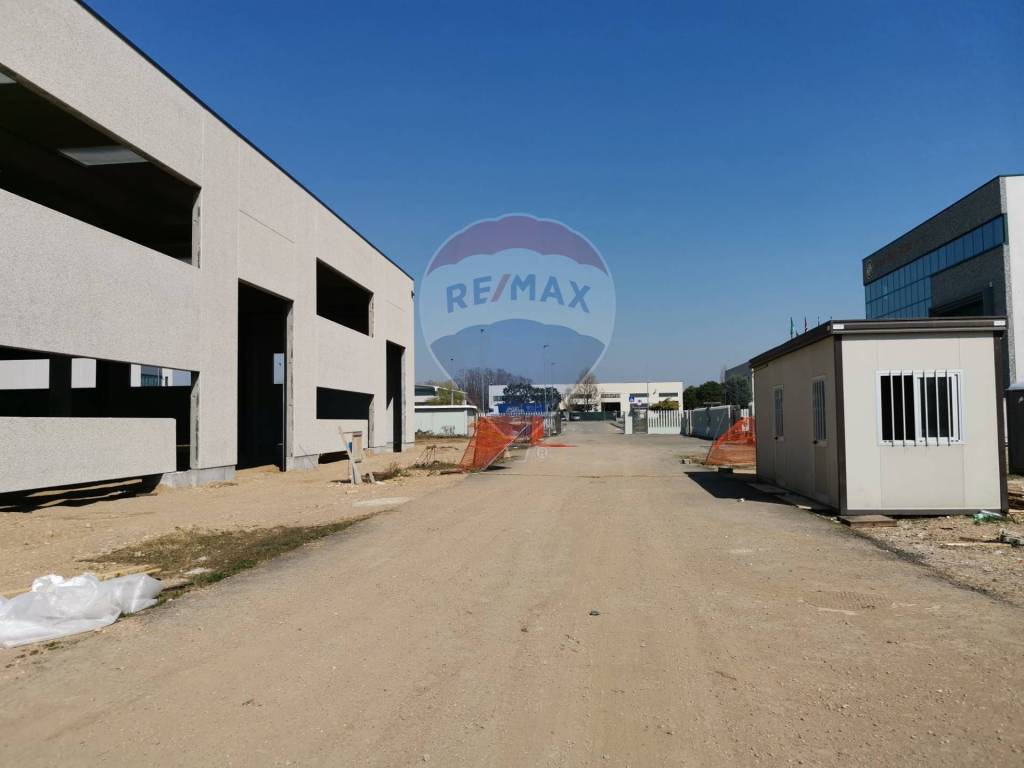 locale commerciale in vendita a Magnago