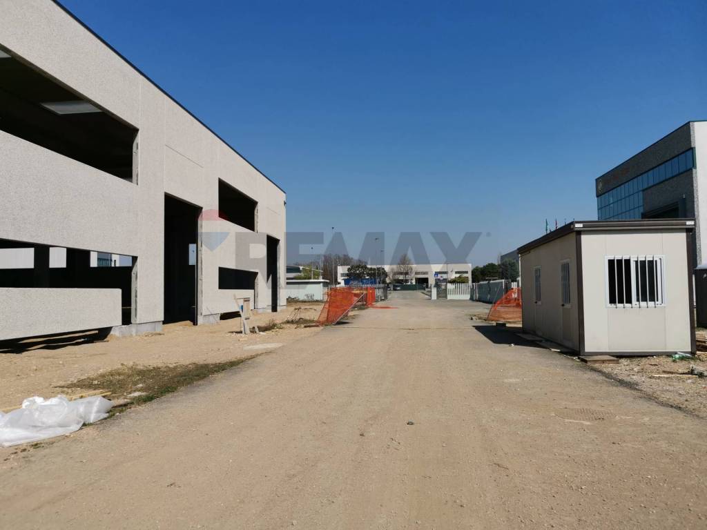 locale commerciale in vendita a Magnago