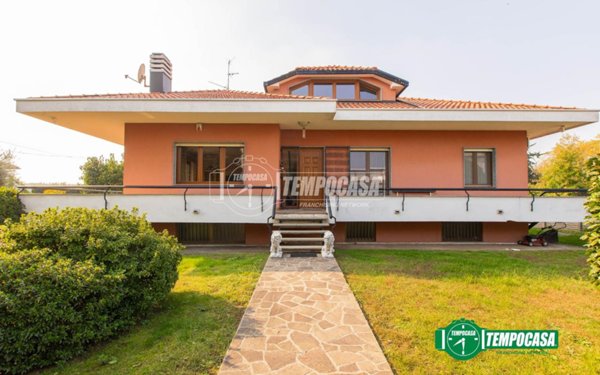 casa indipendente in vendita a Magnago