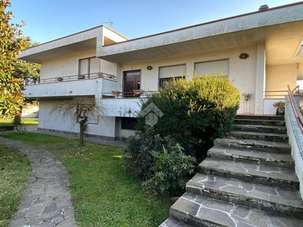 casa indipendente in vendita a Magnago