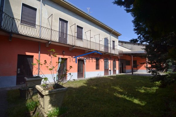 esavano in vendita a Magnago