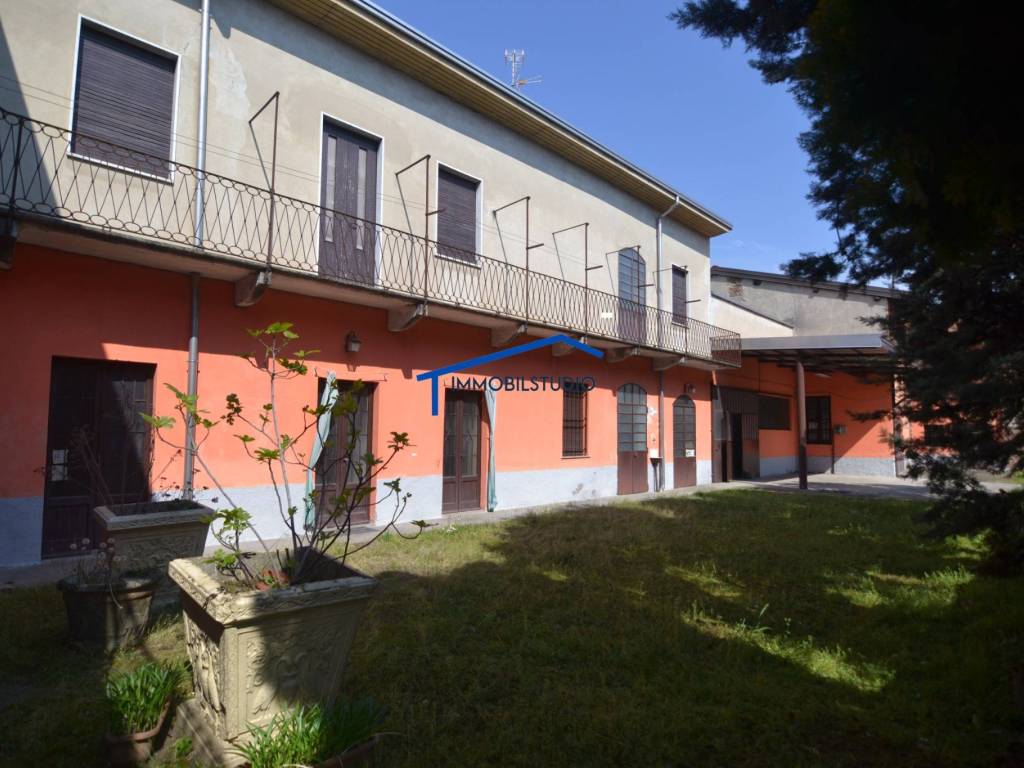 esavano in vendita a Magnago