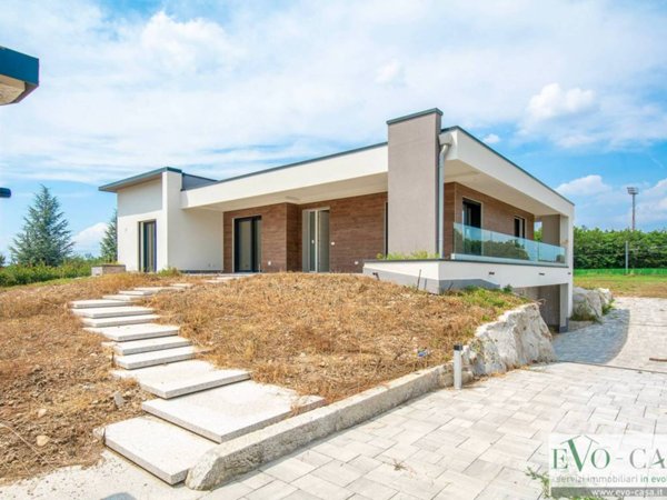 casa indipendente in vendita a Magnago