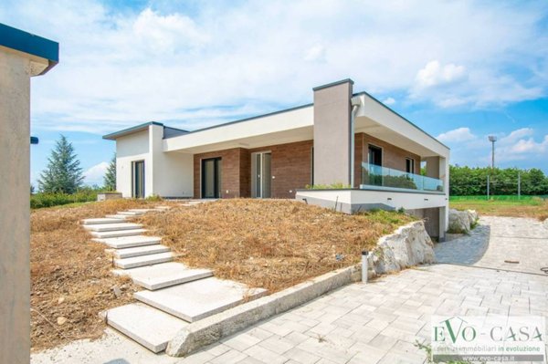 casa indipendente in vendita a Magnago