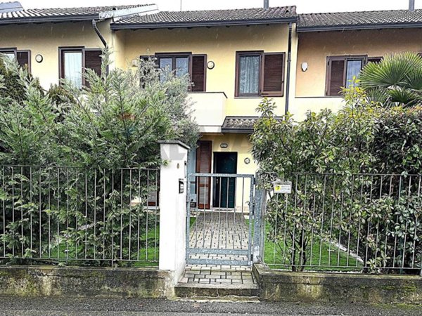 casa indipendente in vendita a Magnago