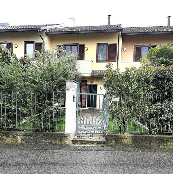 casa indipendente in vendita a Magnago