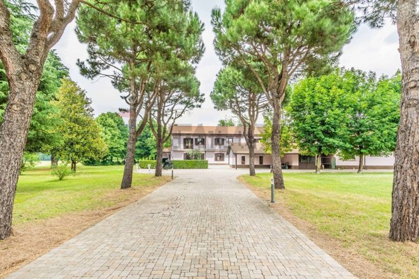 casale in vendita a Magnago