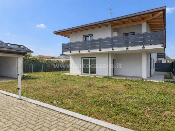 casa indipendente in vendita a Magnago