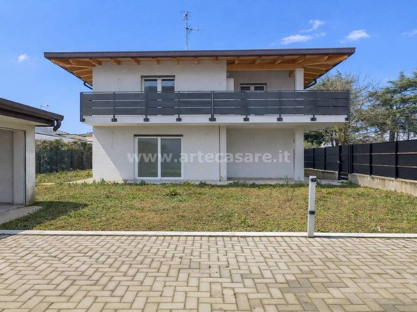 casa indipendente in vendita a Magnago