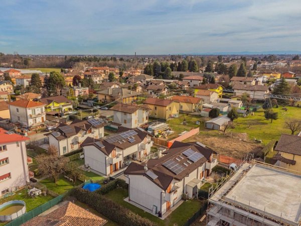 casa indipendente in vendita a Magnago