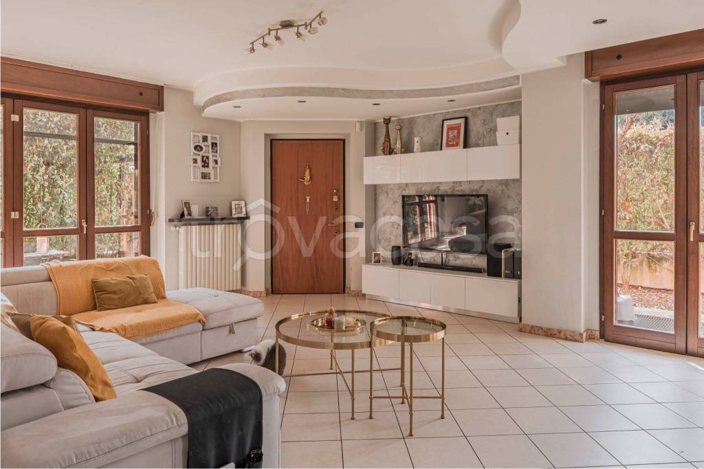 casa indipendente in vendita a Magnago