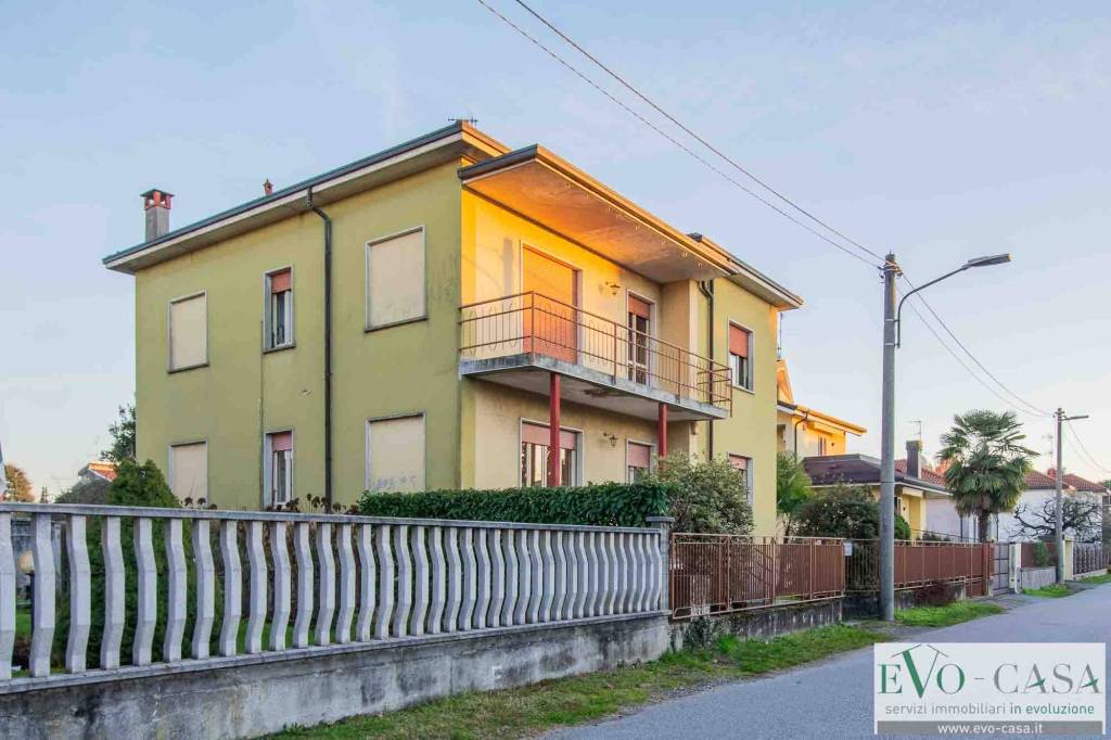 casa indipendente in vendita a Magnago