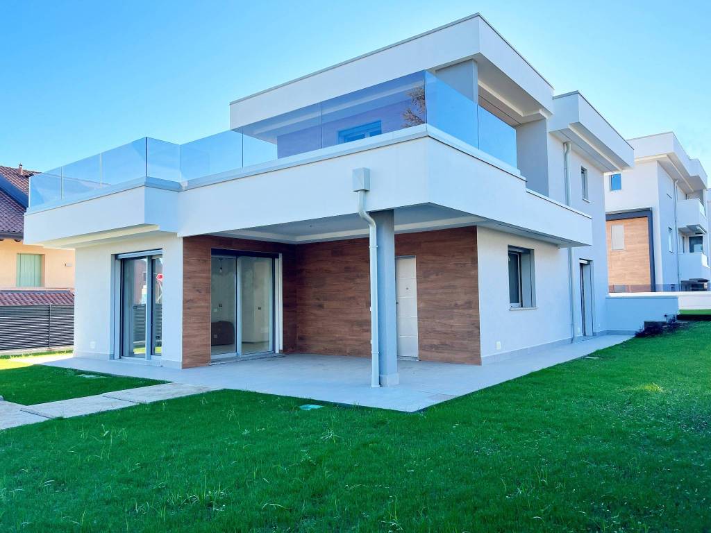 casa indipendente in vendita a Magnago