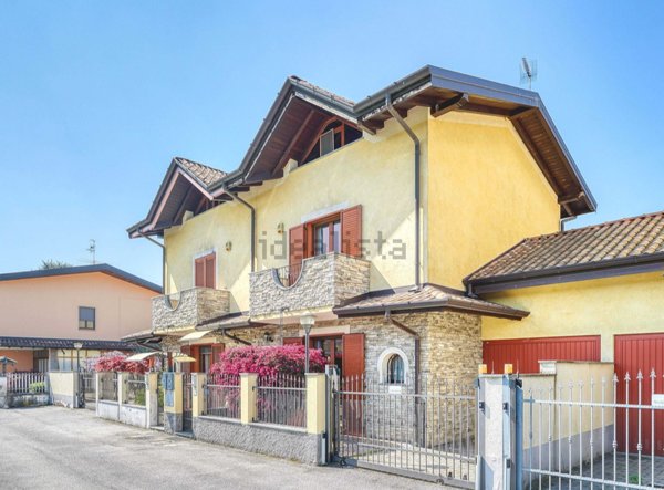 casa indipendente in vendita a Magnago