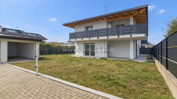 casa indipendente in vendita a Magnago