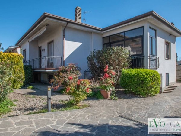 casa indipendente in vendita a Magnago