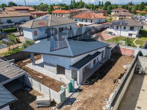casa indipendente in vendita a Magnago