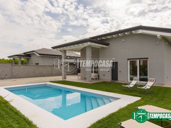 casa indipendente in vendita a Magnago