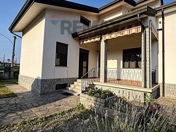 casa indipendente in vendita a Magnago