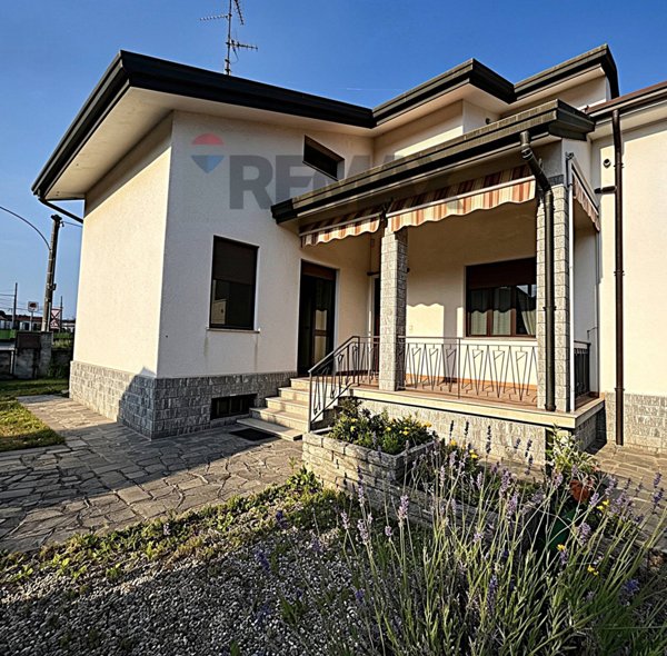 casa indipendente in vendita a Magnago in zona Bienate
