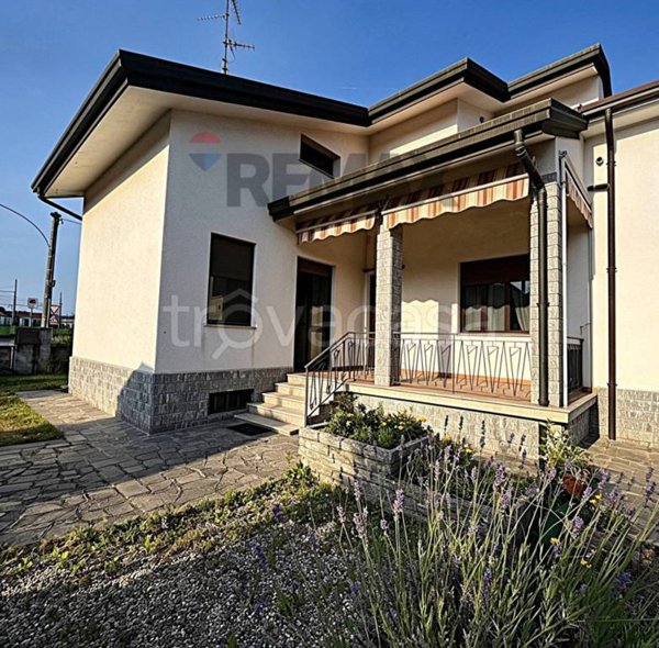 casa indipendente in vendita a Magnago in zona Bienate