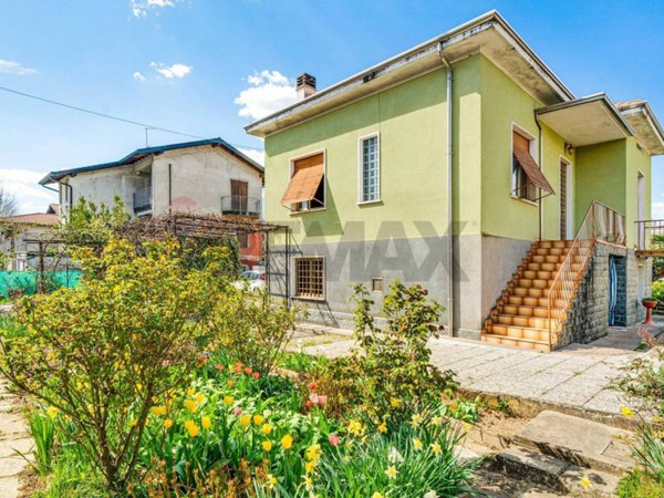 casa indipendente in vendita a Magnago
