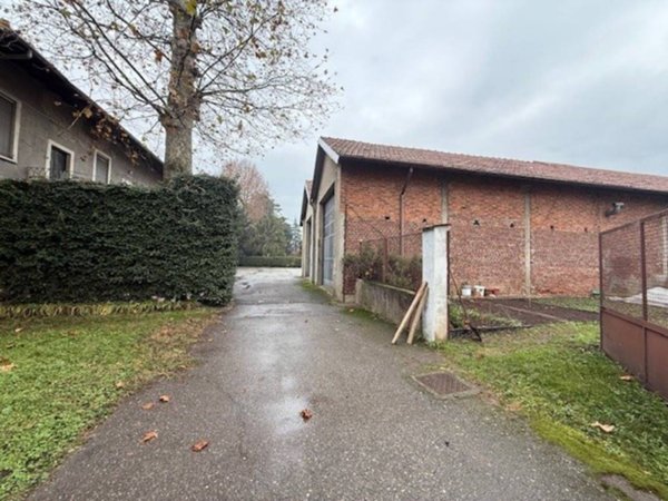 locale commerciale in vendita a Magnago in zona Bienate