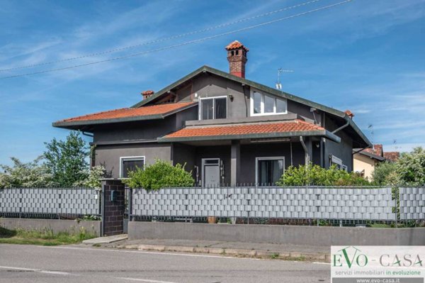 casa indipendente in vendita a Magnago in zona Bienate