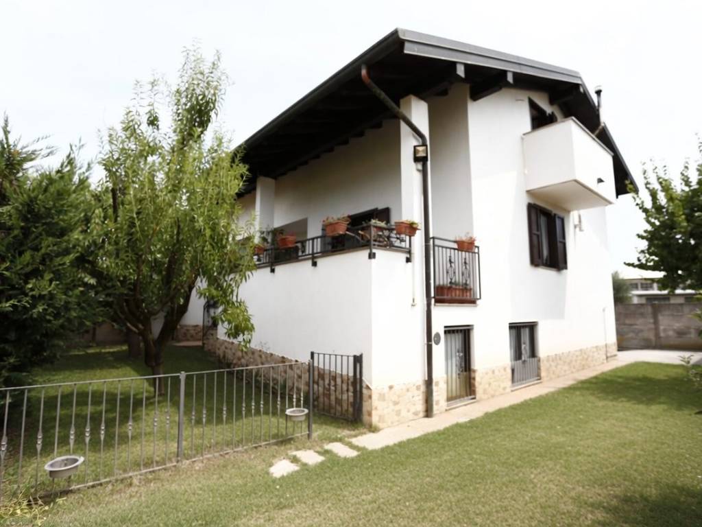 casa indipendente in vendita a Magnago in zona Bienate
