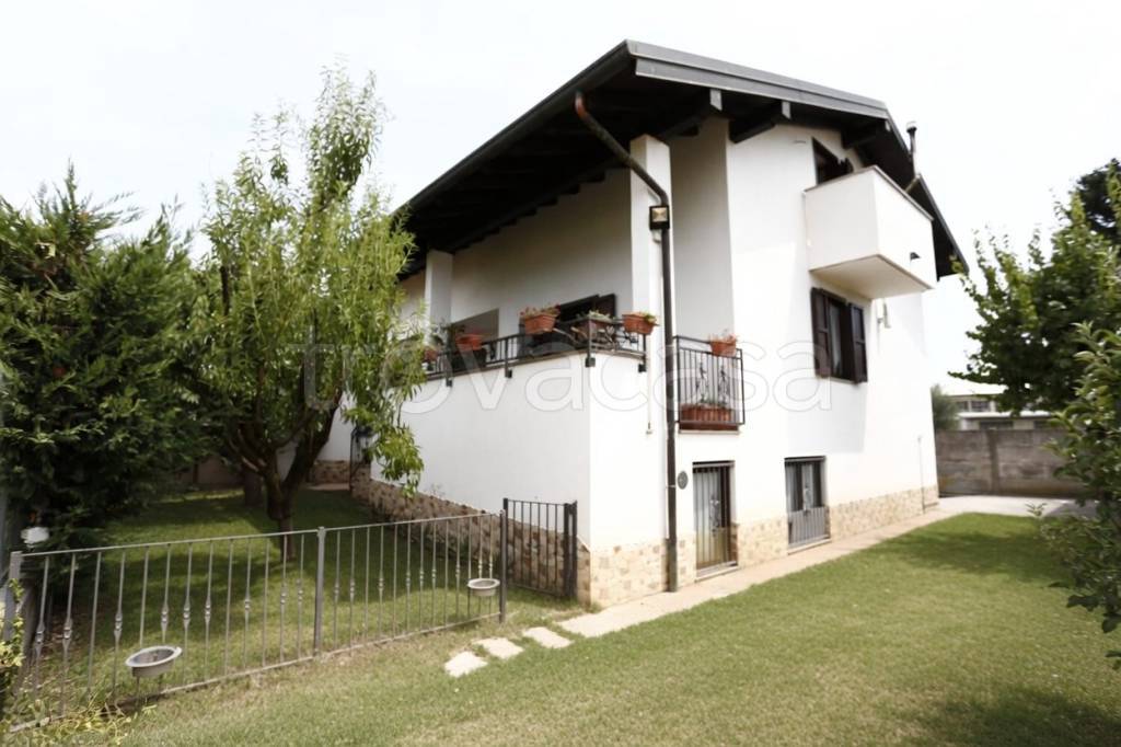 casa indipendente in vendita a Magnago in zona Bienate