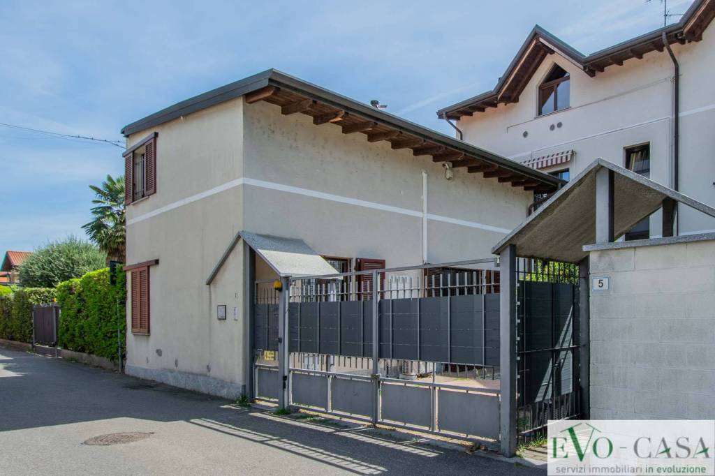 casa indipendente in vendita a Magnago in zona Bienate