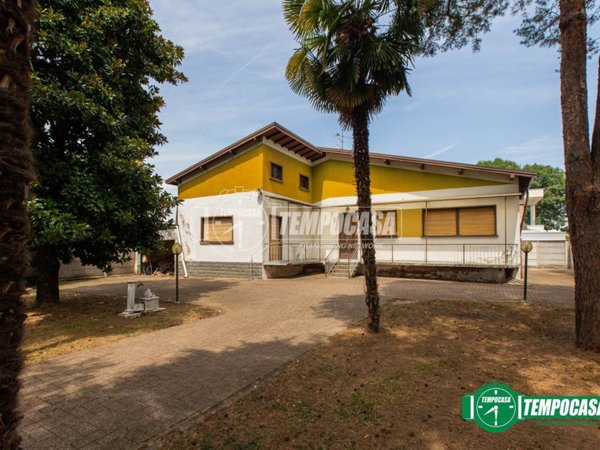 casa indipendente in vendita a Magnago in zona Bienate