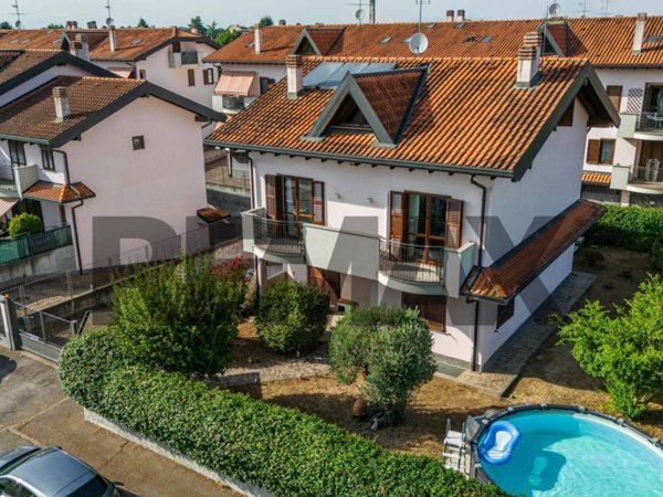 casa indipendente in vendita a Magnago in zona Bienate