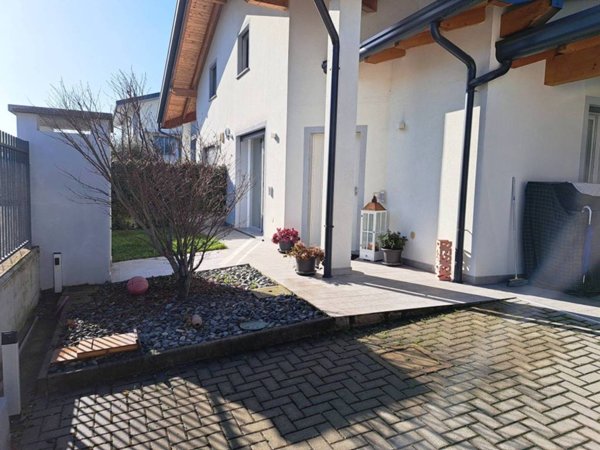 casa indipendente in vendita a Magnago in zona Bienate