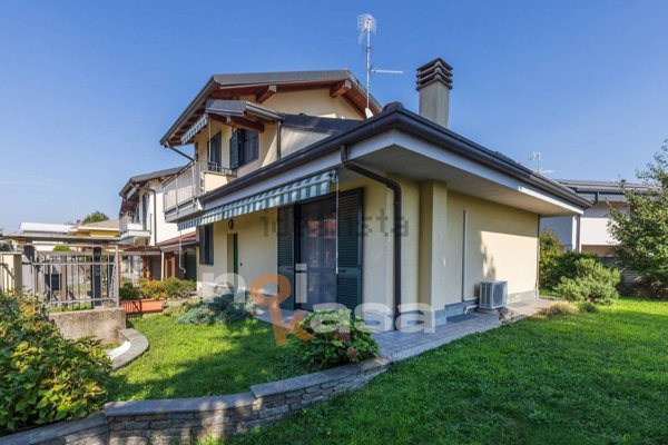 casa indipendente in vendita a Magnago in zona Bienate