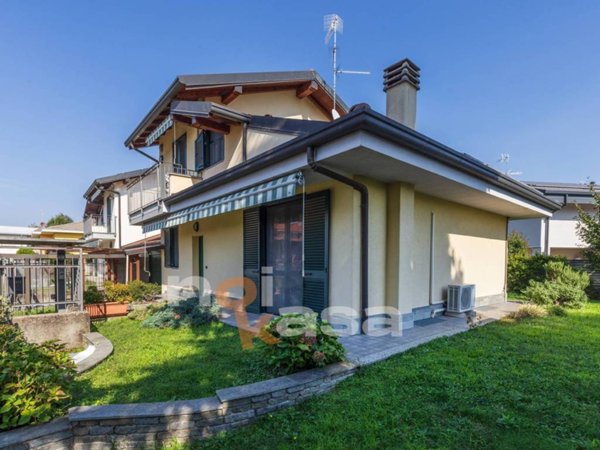 casa indipendente in vendita a Magnago in zona Bienate
