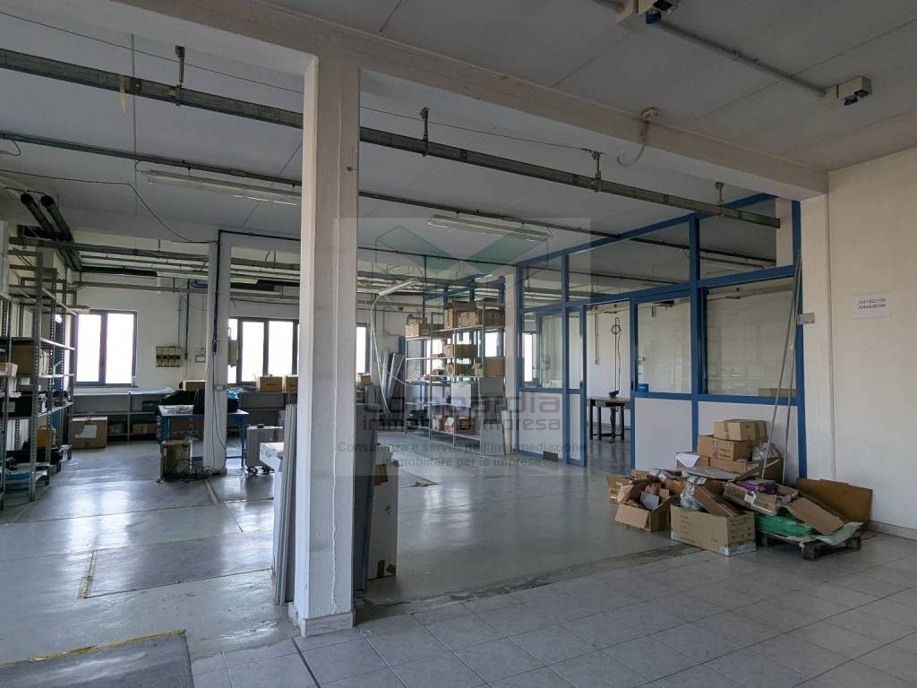 locale commerciale in vendita a Masate