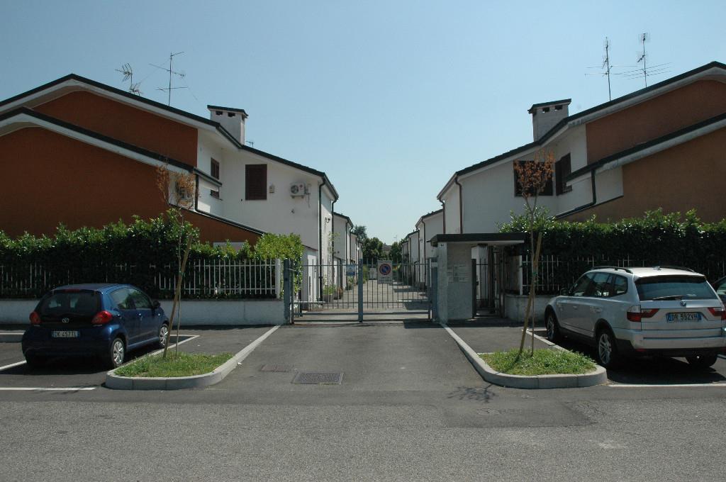 casa indipendente in vendita a Mediglia in zona Mombretto