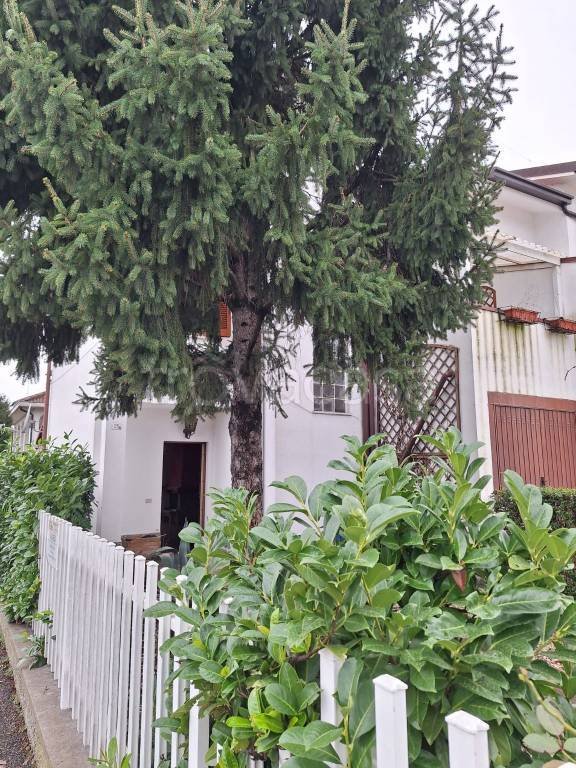 casa indipendente in vendita a Mediglia in zona Mombretto