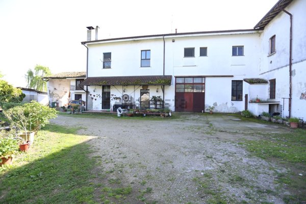 casale in vendita a Mediglia