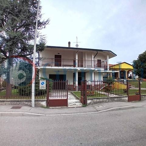 casa indipendente in vendita a Mediglia in zona San Martino Olearo
