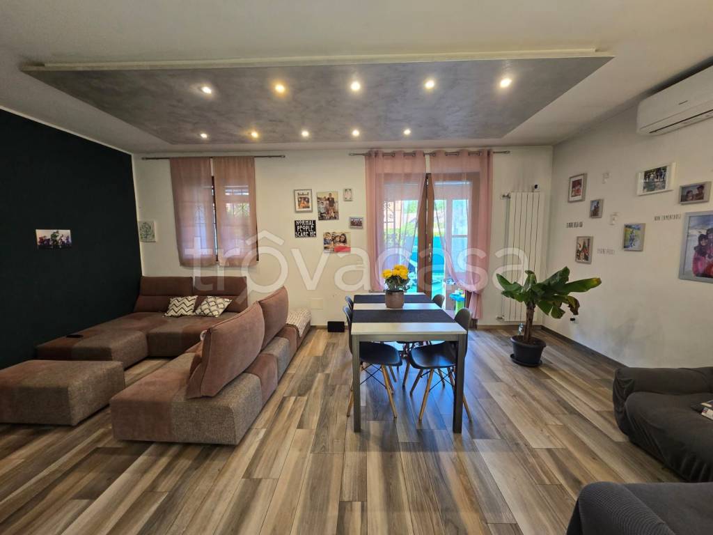 casa indipendente in vendita a Mediglia in zona Mombretto