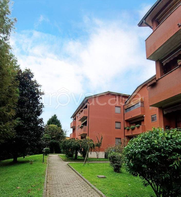 appartamento in vendita a Mediglia in zona Mombretto