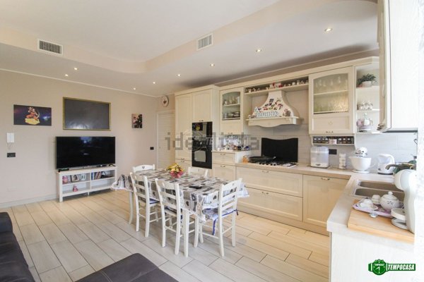 appartamento in vendita a Mediglia in zona Mombretto